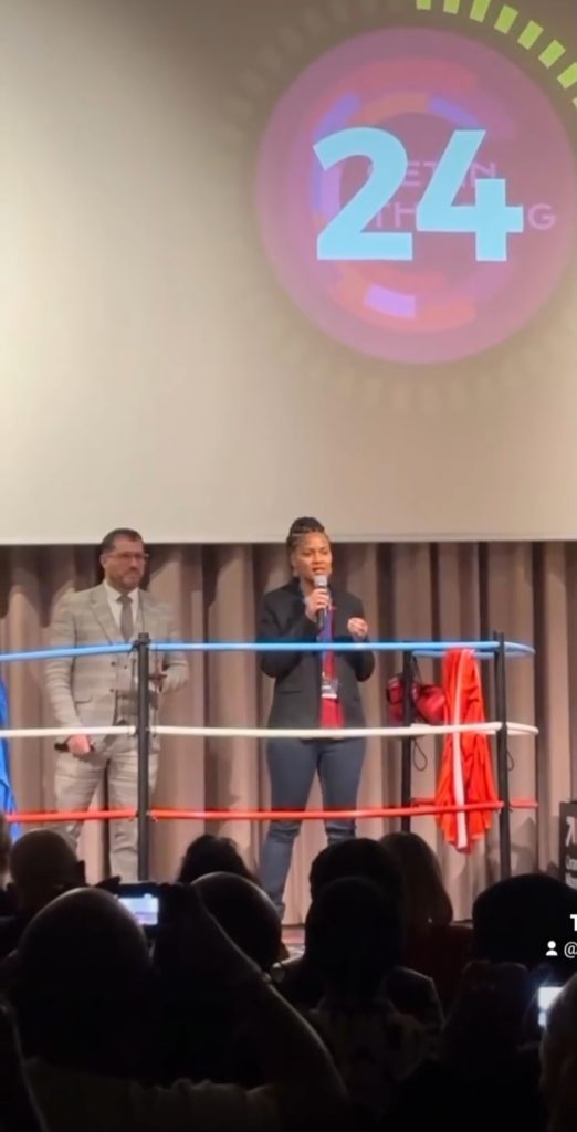 Finale du concours Get in the Ring aux Pays-Bas : pitch entrepreneurial Inakobé sur le ring Entrepreneure sur le ring lors de la finale du concours Get in the Ring aux Pays-Bas présentant le projet Inakobé