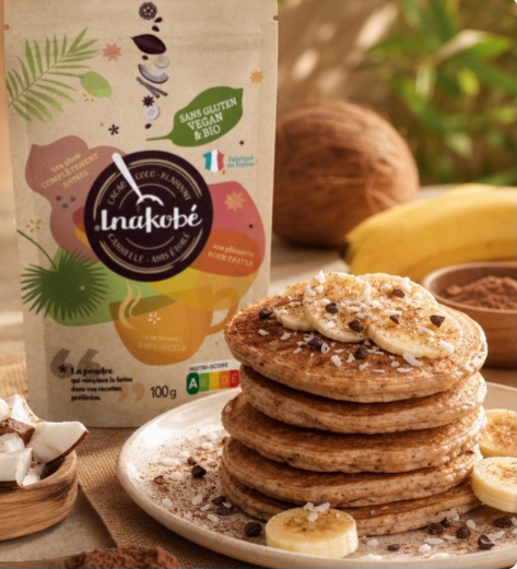 Pancakes moelleux préparés avec Inakobé et garnis de banane  et de coco pour le petit-déjeuner gourmand.