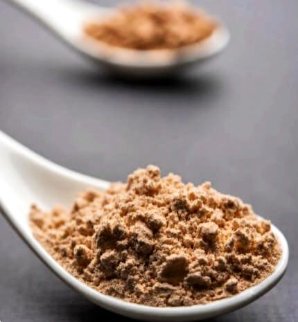 Découvrez la poudre Inakobé aux ingrédients naturels Cuillière de poudre Inakobé composée de farine de banane plantain, coco, cacao, cannelle et anis étoilé.